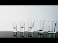 গোলাকার আকৃতির এবং সন্তুষ্ট পানীয়ের জন্য নির্মাণের সাথে ছোট লিকর গ্লাস