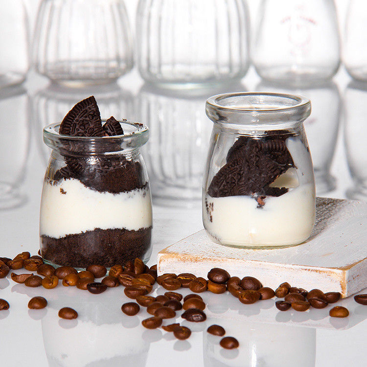 কাস্টমাইজড 100 মিলি গ্লাস দই বোতল পুডিং জার জেলি Mousse ডেজার্ট কাপ এবং প্লাস্টিকের ঢাকনা সঙ্গে তাজা দুধ বোতল