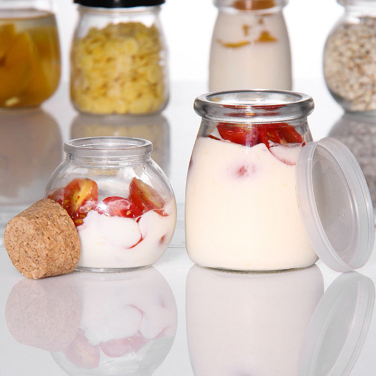 কাস্টমাইজড 100 মিলি গ্লাস দই বোতল পুডিং জার জেলি Mousse ডেজার্ট কাপ এবং প্লাস্টিকের ঢাকনা সঙ্গে তাজা দুধ বোতল